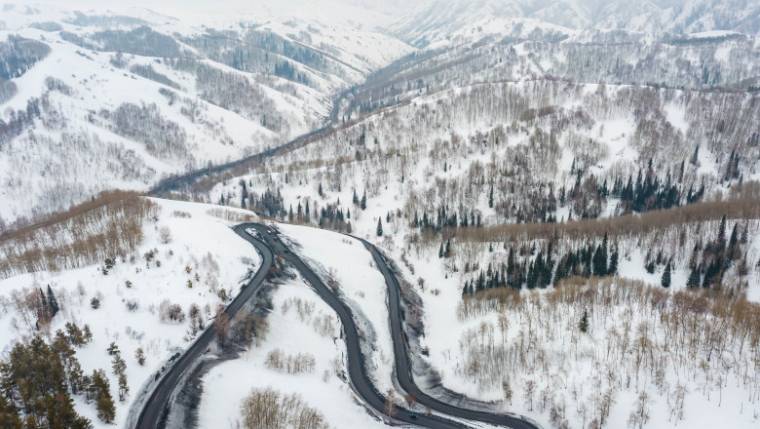 Ninge pe Transfăgărășan. Drumarii intervin cu material antiderapant