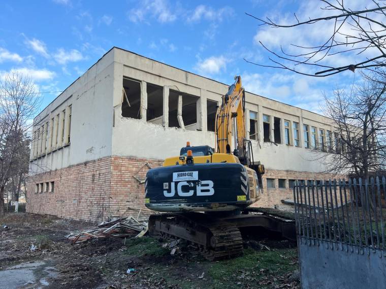 Se demolează trei clădiri din Prundu. În locul lor se va înălța o creșă