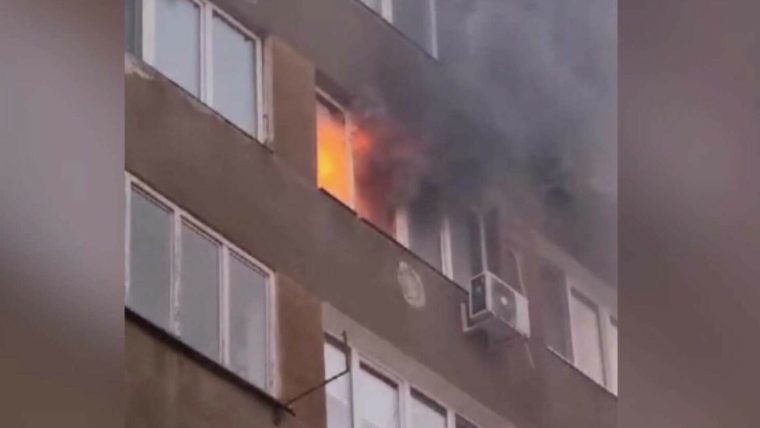 Doi polițiști și un pompier, aflați în timpul liber, au sărit să salveze locatarii unui bloc în care izbucnise un incendiu