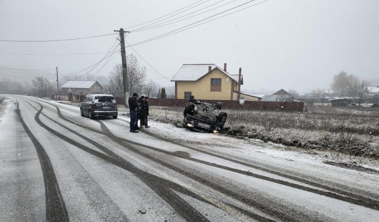 Accident în Argeş. Maşină răsturnată la Băbana