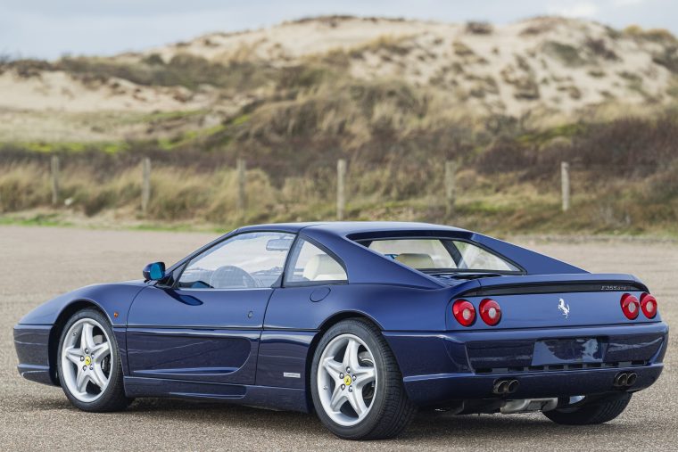 Maşina Ferrari 355 GTS a lui Michael Schumacher a fost scoasă la licitaţie