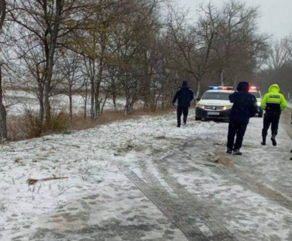 O șoferiță de 61 de ani a intrat în doi bărbați la Crucișoara. Apoi a acroșat un tractor