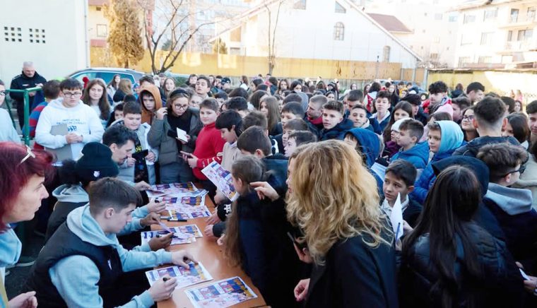 Campania „Fără bullying în şcolile argeşene!” Baschetbaliştii de la FC Argeş şi poliţiştii locali promovează sportul şi non-violenţa în şcoli