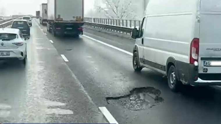 Pe Autostrada A1 București-Pitești au apărut cratere după ninsori. Zeci de mașini, avariate