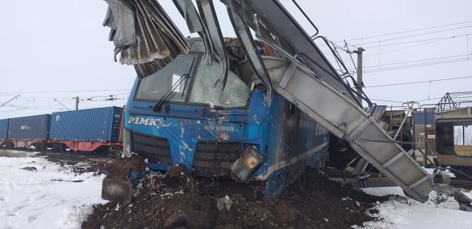 Mecanic de locomotivă mort, după ce două trenuri s-au ciocnit