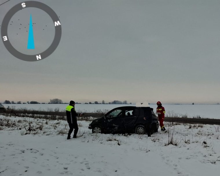 Două mașini au ajuns pe câmp, în Argeș