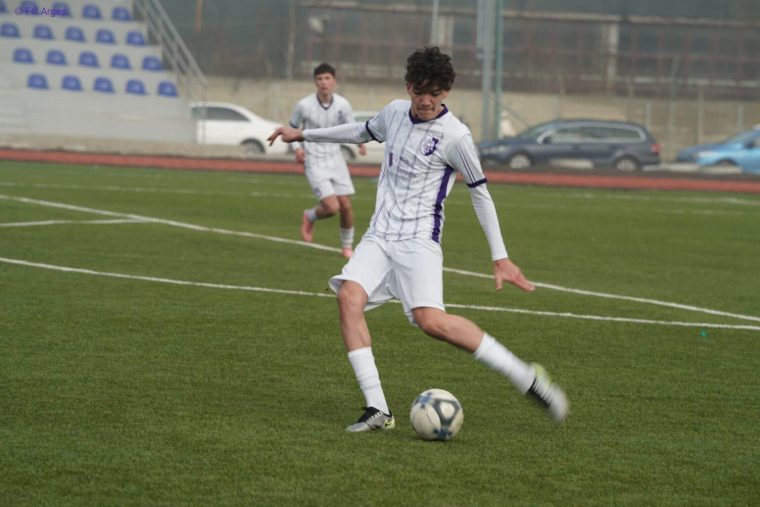 Violetul David Olteanu, convocat pentru un stagiu de pregătire cu România U15