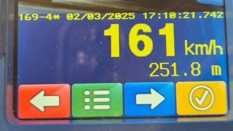 Tânăr de 19 ani prins depăşind viteza legală cu peste 100 de kilometri pe oră
