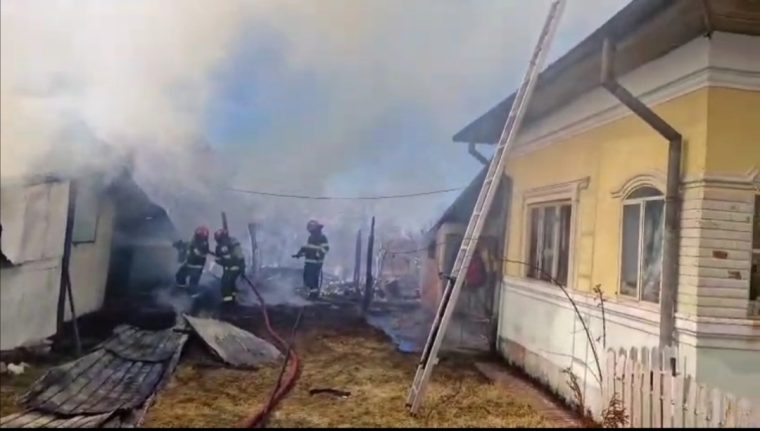 Video. Incendiu violent în Argeș, la Băbana. Intervenție eficientă a pompierilor