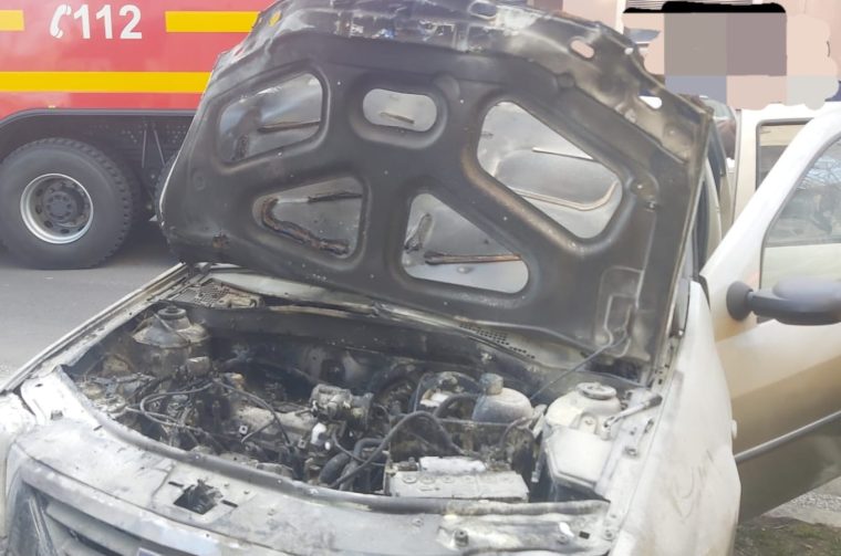 Mașină stinsă de pompieri la Mioveni după ce i-a luat foc motorul