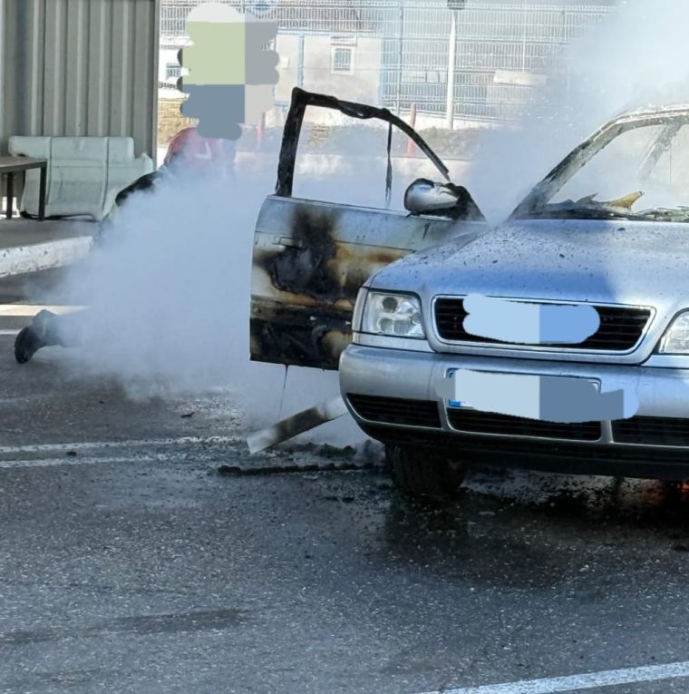 O maşină a luat foc la Mioveni, în parcarea uzinei