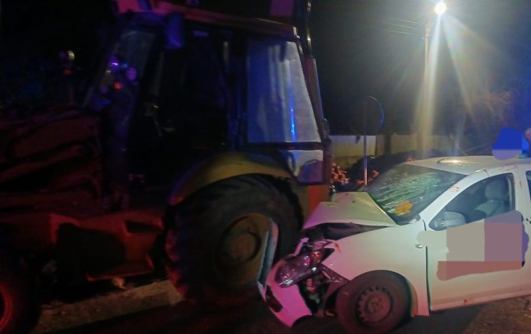 Accident în Argeș, la Cerbu. O mașină s-a ciocnit cu un excavator