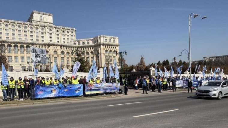 Polițiști, angajați din penitenciare și pensionari militari, grevă la sediul CCR