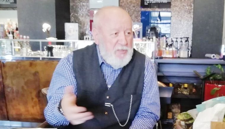 Prof. dr. Cornel Carp şi-a lansat, la o cafea, volumul „Istorii neconvenţionale”