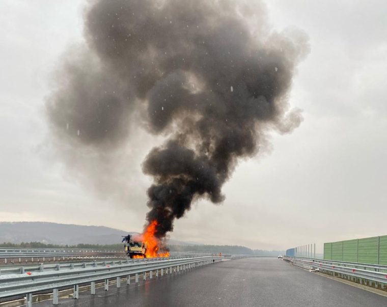 Video. Automacara în flăcări, în Argeș, pe autostrada nouă