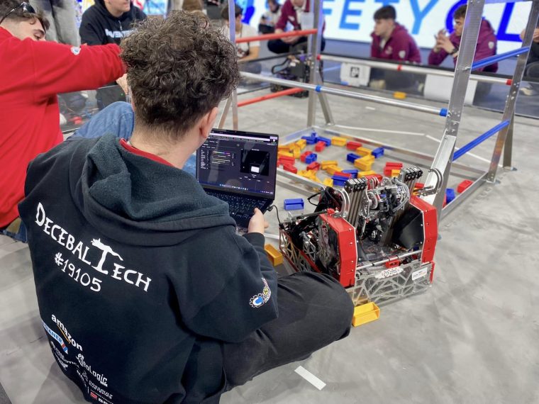 Campionatul Național FIRST Tech Challenge România este în plină desfășurare, la Pitești Arena!