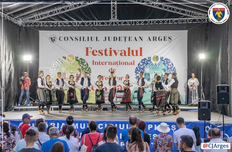 Participanți din Africa și America Latină la Festivalul Internațional de Folclor din Argeș