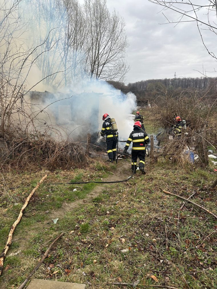 O țigară uitată aprinsă a dus la moartea unei femei din Argeș