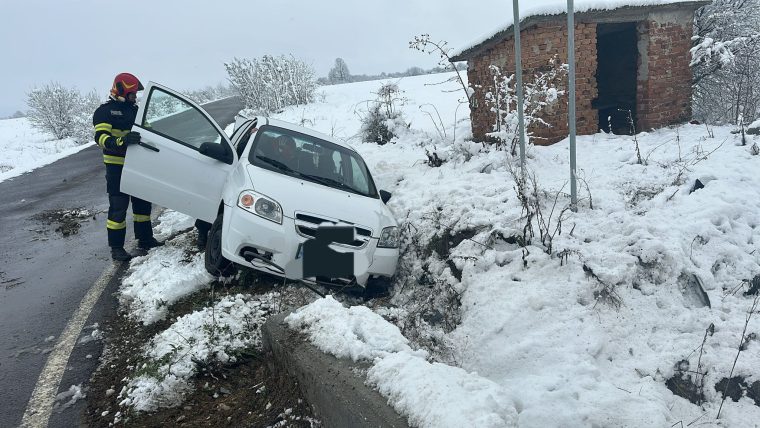 Argeș. Pe ninsoare, a ajuns cu mașina în șanț