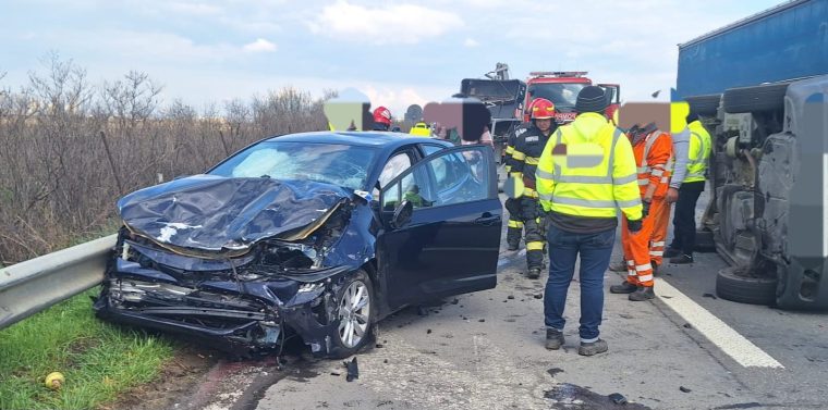 Accident în Argeș, pe autostradă, cu o mașină răsturnată