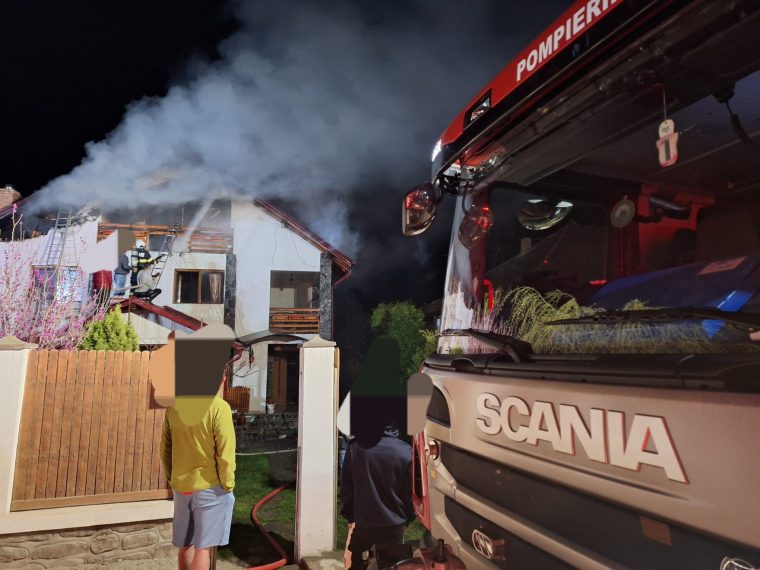 Incendiu în Argeş, la Sălătrucu. Casă în flăcări