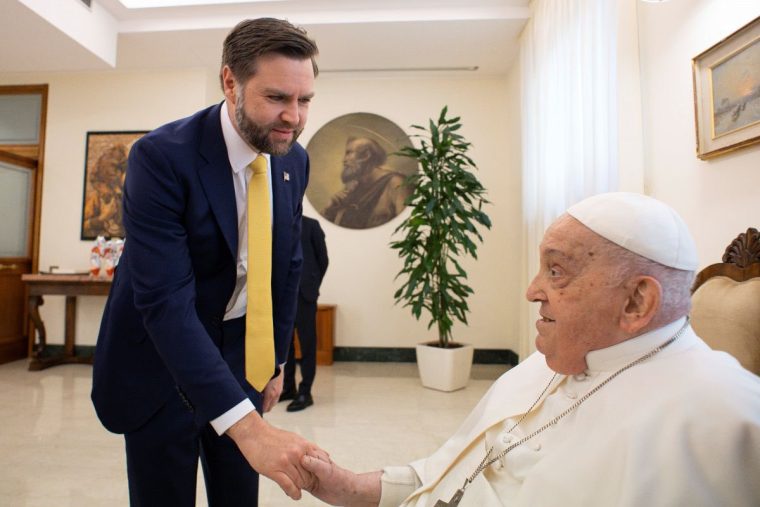 JD Vance este ultimul oficial care l-a văzut pe Papa Francisc în viață, cu o zi înainte de moartea acestuia
