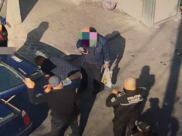 Vindea brânză lângă ghena de gunoi, în Pitești