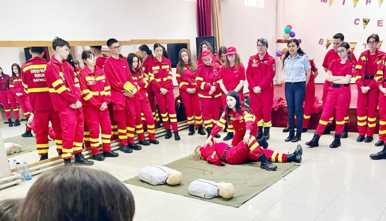 Campania „Fără bullying în şcolile argeşene”. După ce află cum să prevină violenţa, elevii învaţă şi „cum să acorde primul ajutor cu mâinile goale”