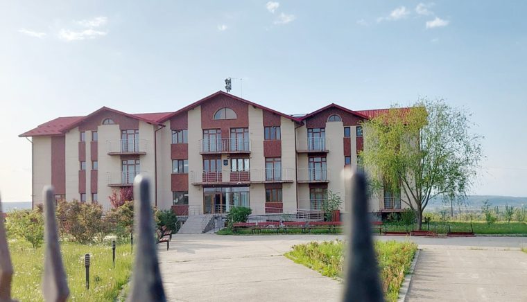 Clădirea aşezământului de bătrâni „Izvorul Tămăduirii” Colibaşi – goală de săbătoarea numelui