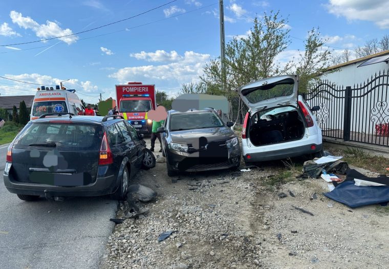 Accident în Argeș cu trei mașini. Femeie extrasă de pompieri dintre fiare