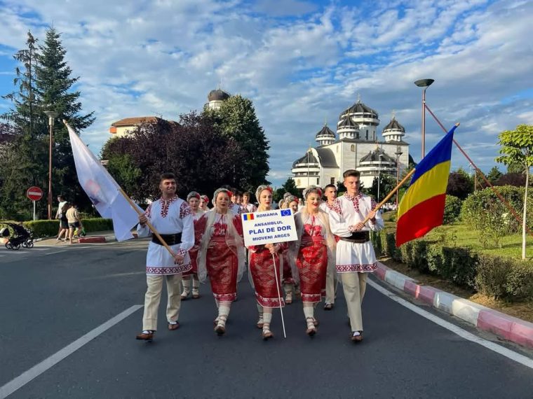 Mioveniul vrea să între în Cartea Recordurilor. Cea mai mare paradă de port popular