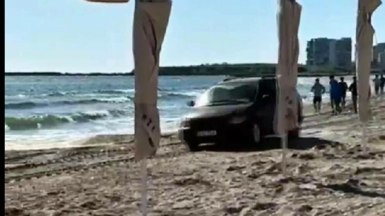 O femeie a intrat cu maşina pe plaja din Mamaia și a rămas blocată în nisip. Cu ea erau şi doi copii