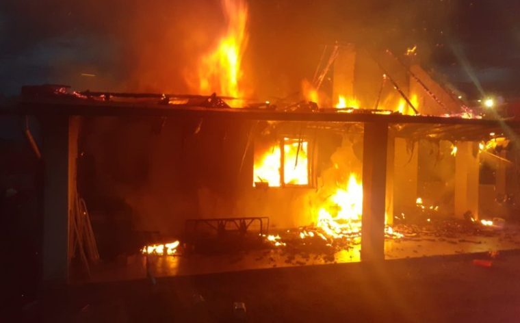 Două multiple campioane au nevoie de ajutor după ce le-a ars casa într-un incendiu