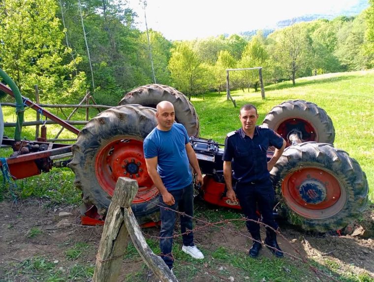 Doi pompieri au ajutat la salvarea bărbatului prins sub tractor