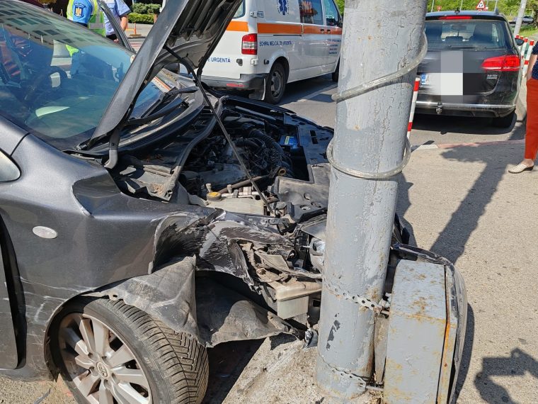Pitești. A intrat în stâlp. Și-a făcut mașina praf