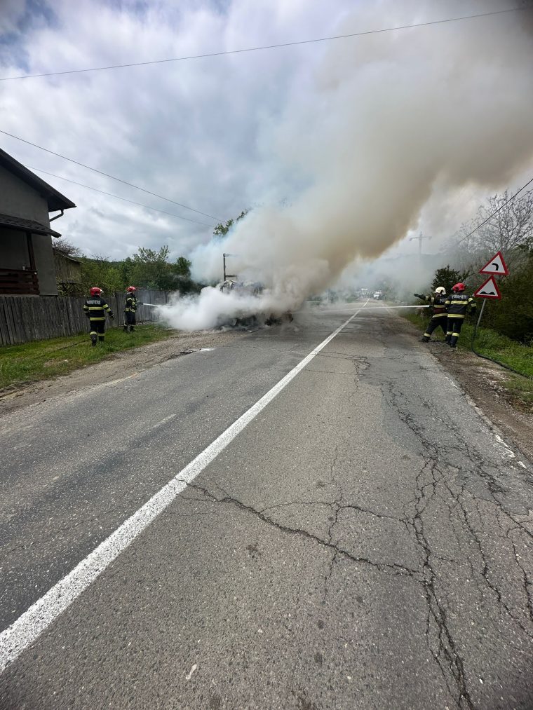 Autoutilitară mistuită de flăcări în Argeș. Ce transporta