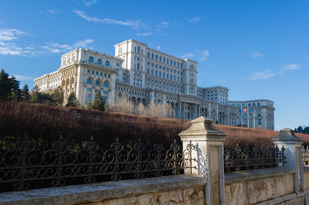 De sub Palatul Parlamentului se fură cablurile de curent electric pentru cupru