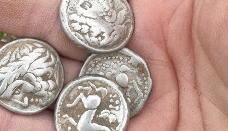 Tetradrahme greceşti bătute în Macedonia pe vremea lui Filip al II-lea, găsite într-o pădure de lângă Topoloveni