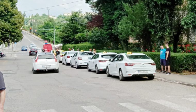 Surplus de taxiuri la Câmpulung