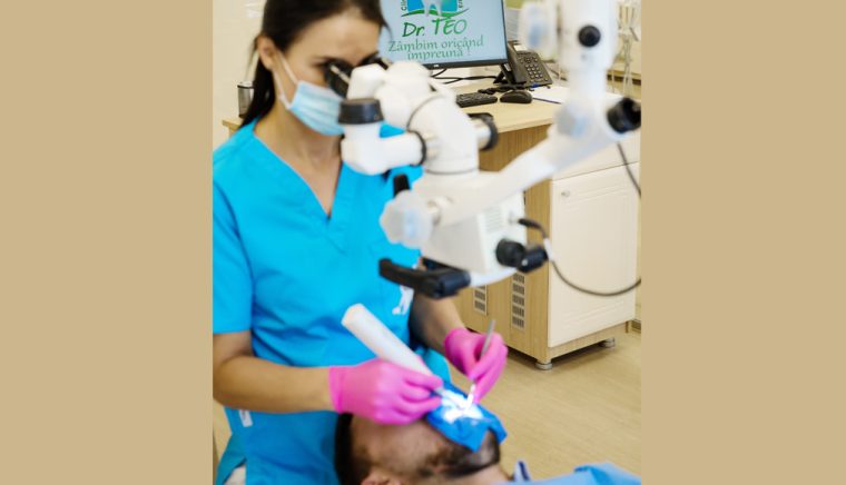 Clinica de medicină dentară Dr. TEO – Zâmbim oricând împreună! Microscopul dentar