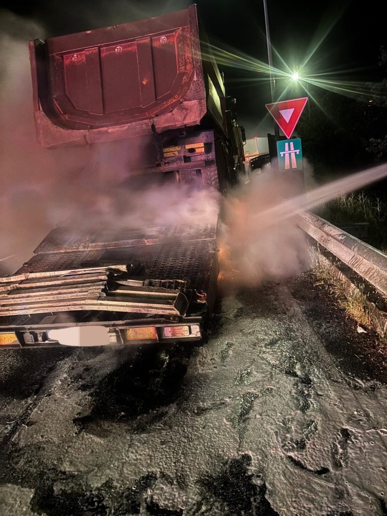 Incendiu în noapte, pe A1, la o semiremorcă
