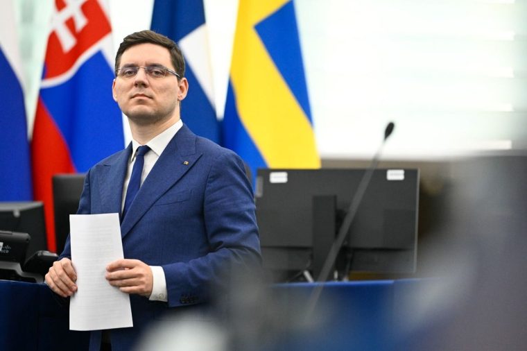 Victor Negrescu pleacă din funcţia de consilier