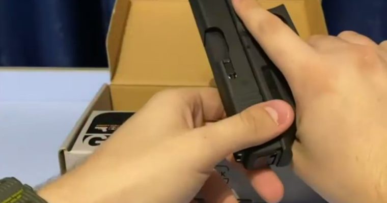 Doi bărbaţi au fost împuşcati cu o armă airsoft într-o spălătorie auto