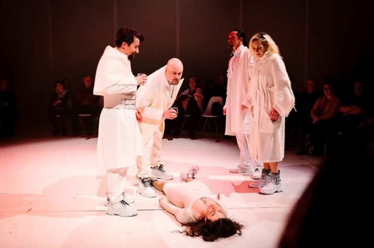 Piteşti. Spectacol cu publicul pe scenă la Teatrul „Davila”