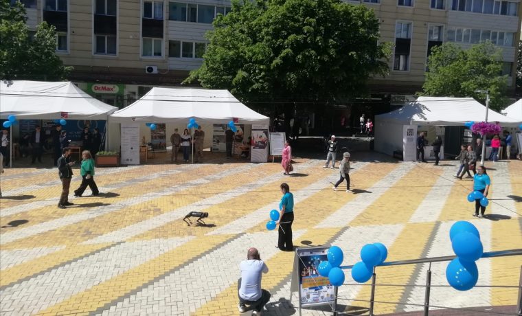 Târg de oferte educaționale la Pitești. Un roboțel face deliciul trecătorilor