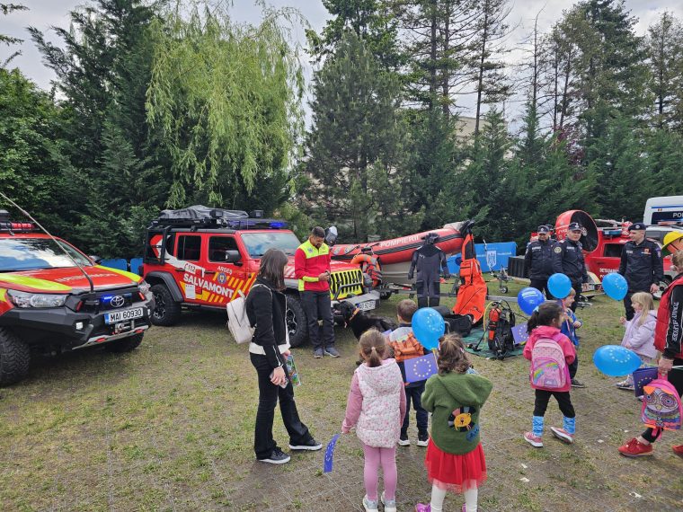 Salvamontiști din Argeș, la Palatul Cotroceni. Doi câini de avalanșă îi însoțesc