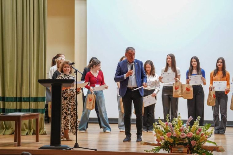 „Dragi tineri ați adus cu voi pasiunea pentru cuvânt, rigoarea gândirii și bucuria descoperirii”, i-a felicitat primarul Gentea pe participanții la Olimpiada Națională de Română
