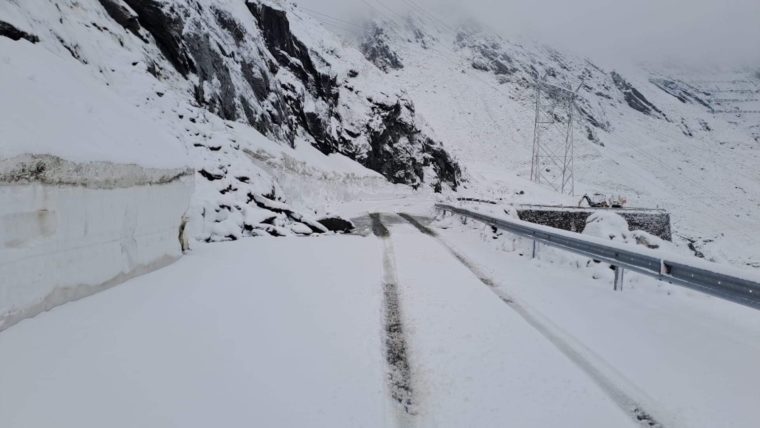 Ninsori de mai în România. Zăpadă de 10 centimetri pe Transfăgărășan
