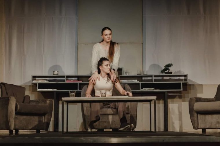 Teatru la Piteşti, cu trei prietene care se ceartă pe ARTĂ