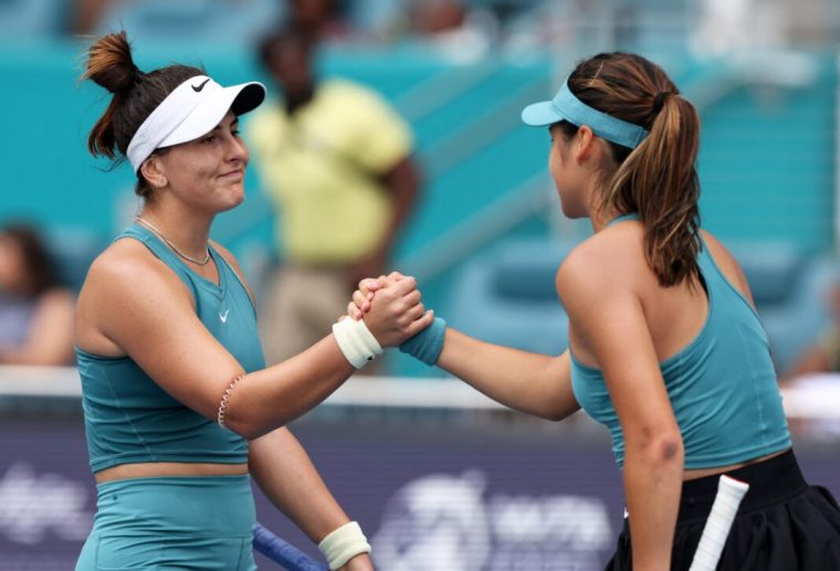 Emma Răducanu şi Bianca Andreescu s-au calificat în optimi la turneul de tenis de la Roma